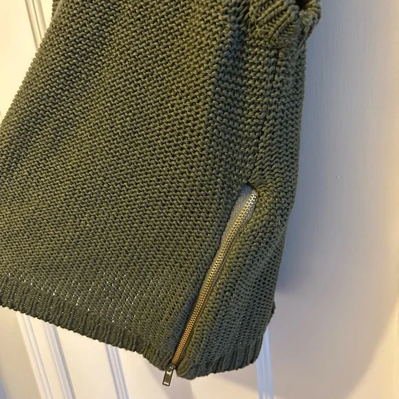 Olive green sleeveless sweater, size S - Picture 5 of 5